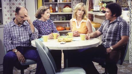Scene from & quot;  That & # 39;  70s Show & quot;  With Kurtwood Smith, Debra Jo Robb, Tania Roberts, and Don Stark 