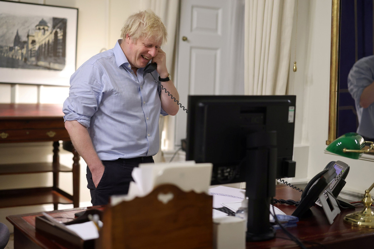 Boris Johnson urges a new trade deal in his first call with President Biden