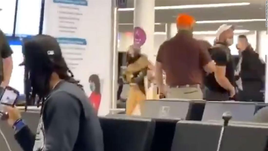 Check the facts: Video of a man in an airport rage was expelled from the plane for rejecting the mask policy and not because of the Capitol mutiny